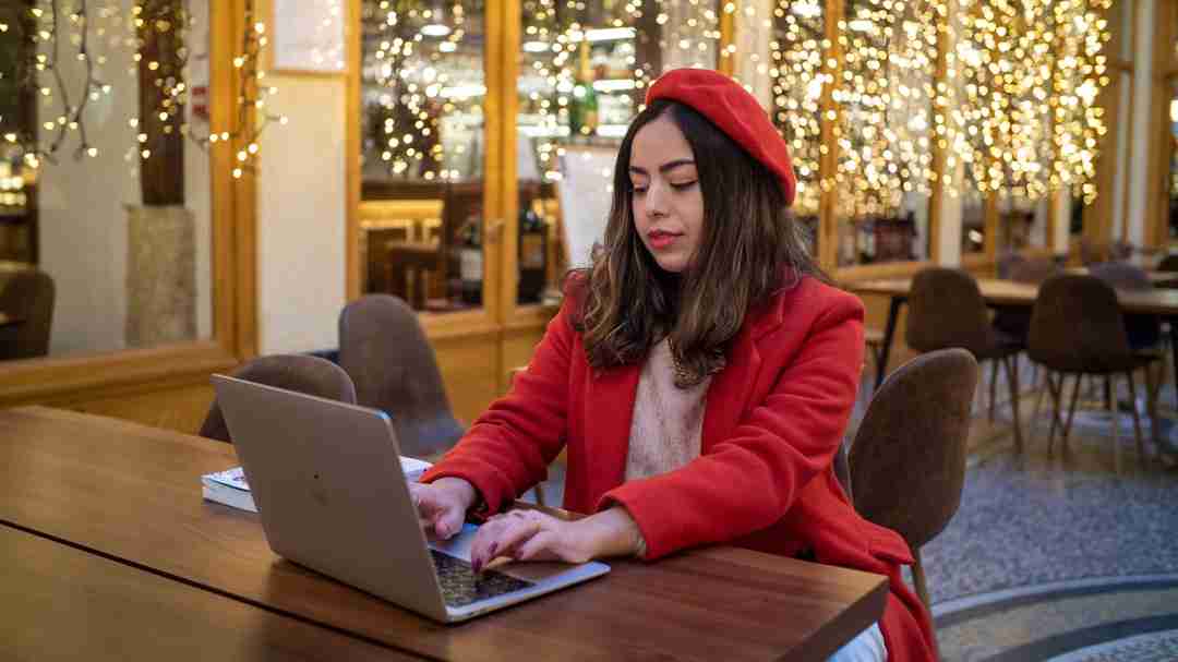 Living the Laptop Life: From Cafés to Beaches with Remote Work
