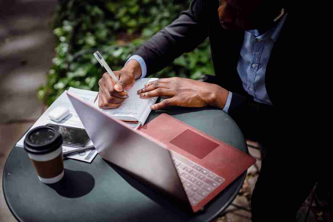Crafting a Global Income Stream While Sipping Coffee in Cafés Worldwide