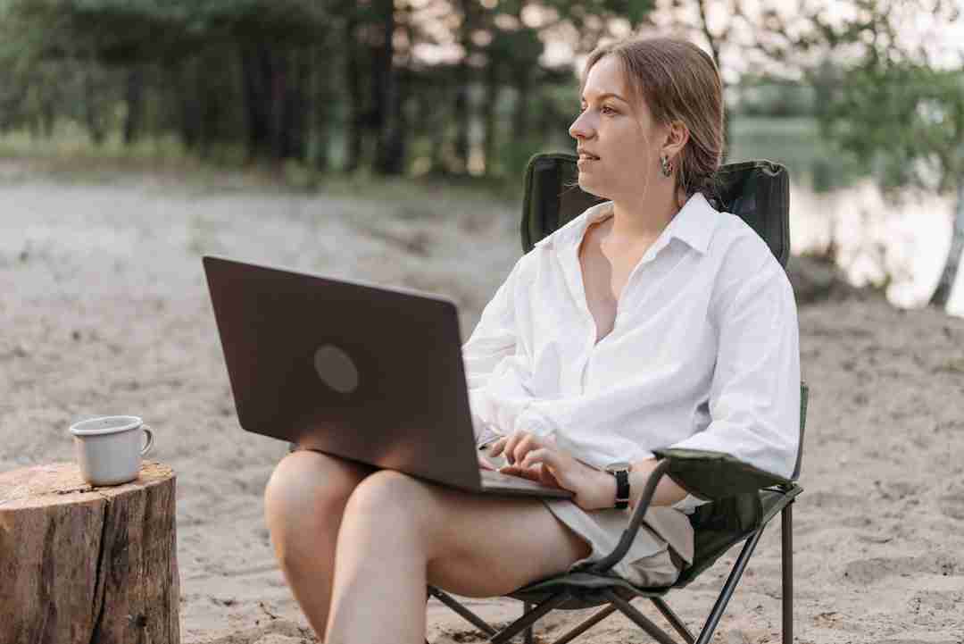 Living Beachside and Earning Dollars: A No-Office Story